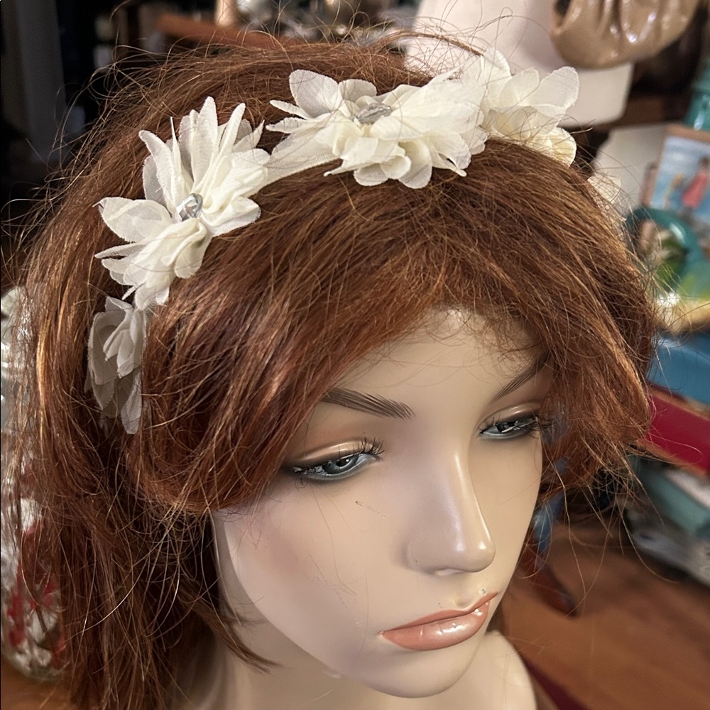 Cream Floral Hair Accessory - Picture 7 of 9